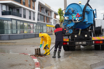Yalova’da sağanak sonrası yağmur suyu kanalları temizlendi