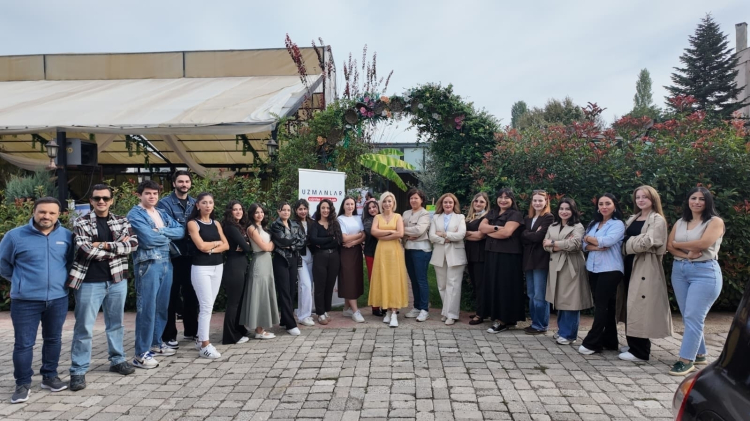 bulunan Uzmanlar Eğitim Kurumları Kurucu İlkokul Müdürü Nergis İbşiroğlu, çocukların gelişiminde okul ile aile arasında kurulan güçlü bağın büyük önem taşıdığını vurguladı.