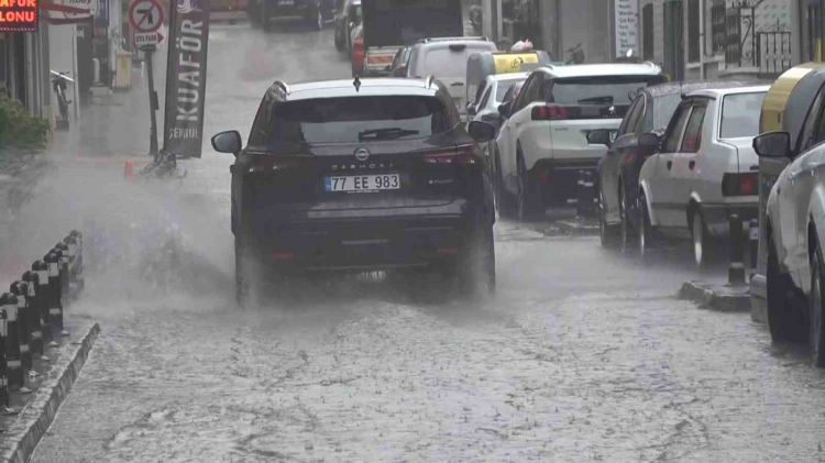 Meteoroloji’nin sarı kodla uyardığı Yalova’yı sağanak sert vurdu 