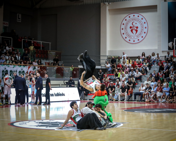 Yalova Haremspor, kendi sahasında konuk ettiği iLab karşısında parkeden 82-81’lik skorla galip ayrıldı. 
