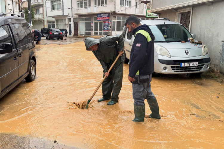 Armutlu Belediyesi ekipleri ve vatandaşlar seferber oldu