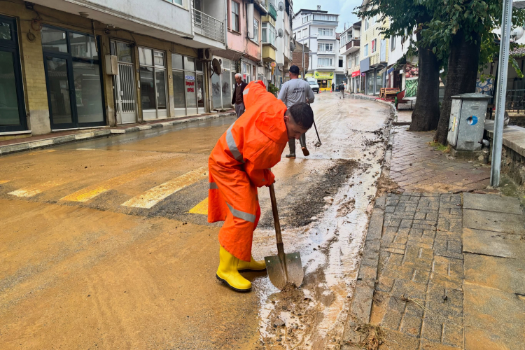 Armutlu sağanak yağıştan nasibini aldı