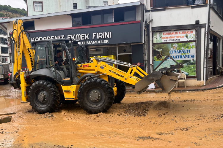 Armutlu'da yoğun yağış sonrası iş yerlerini su bastı!