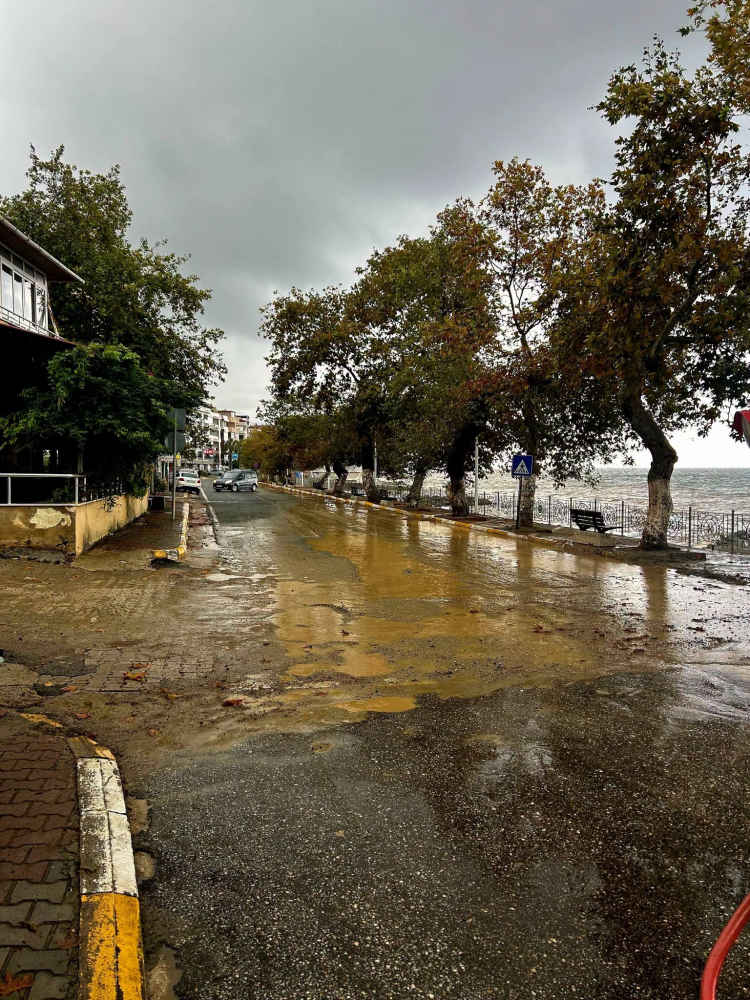 Yalova Esenköy'de yağış her tarafı çamur haline getirdi.