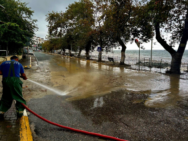 Esenköy'de yağış sonrası ekipler yoğun mücadele verdi.