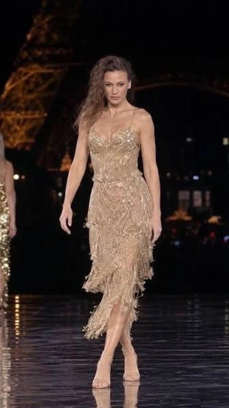 Serenay Sarıkaya Paris’te göz kamaştırdı.