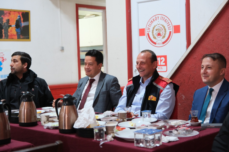 Başkan Yele, zorlu şartlar altında özverili bir şekilde mücadele veren itfaiyecilerin kutsal bir görevi ifa ettiğini dile getirerek, tüm itfaiyecilerin haftasını kutladığını dile getirdi