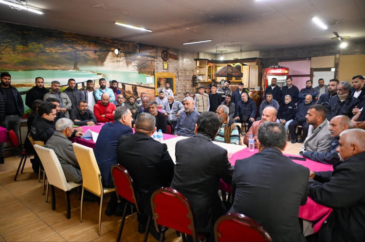 Vali Usta roman vatandaşlarla bir araya gelerek konteyner kente taşınma sürecine ilişkin detayları görüştü