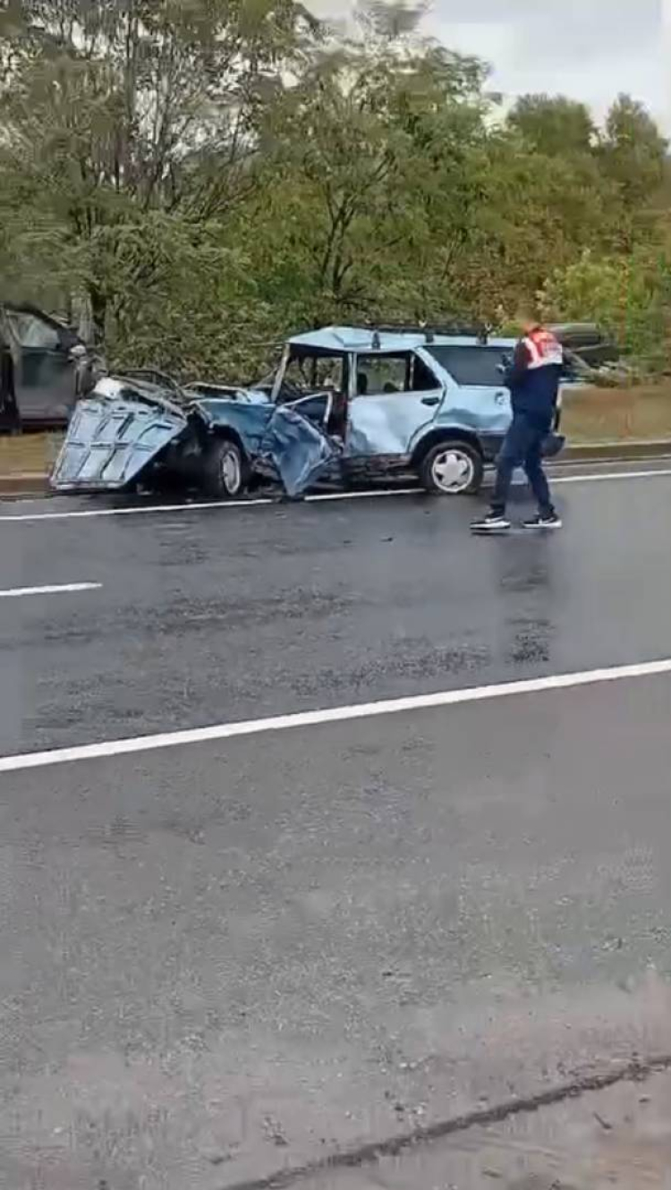 Otomobil ikiye bölündü.