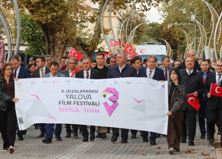 3. Uluslararası Yalova Film Festivali, Kent Müzesi önünden başlayan kortejle başladı. 