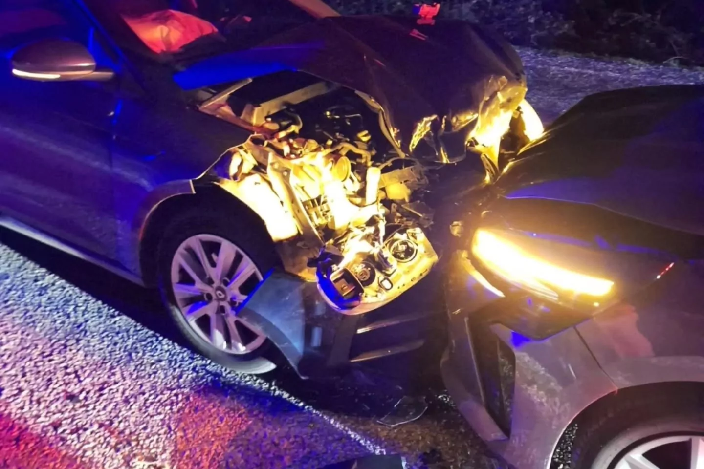 Çınarcık'ta feci kaza! Otomobiller kafa kafaya çarpıştı