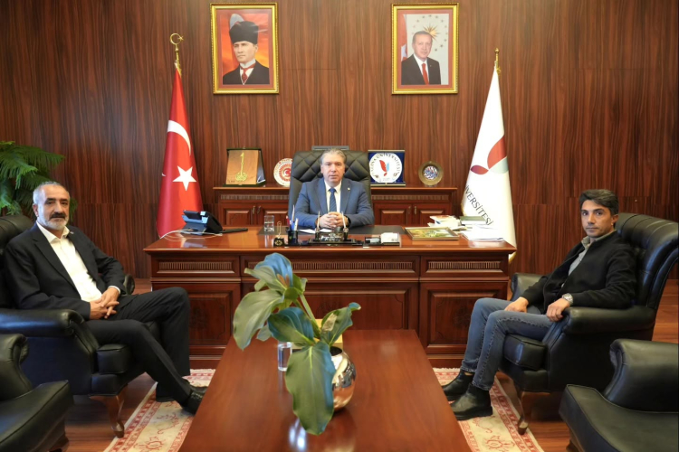 Abdurrahman Tutuğ, Yalova Üniversitesi Rektörü Prof. Dr. Mehmet Bahçekapılı’yı makamında ziyaret etti. 