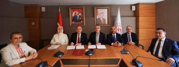 Protokoller kapsamında İl Özel İdaresi aracılığıyla merkez ve ilçelere 10 adet sentetik çim yüzeyli futbol sahası yapılacak. 
