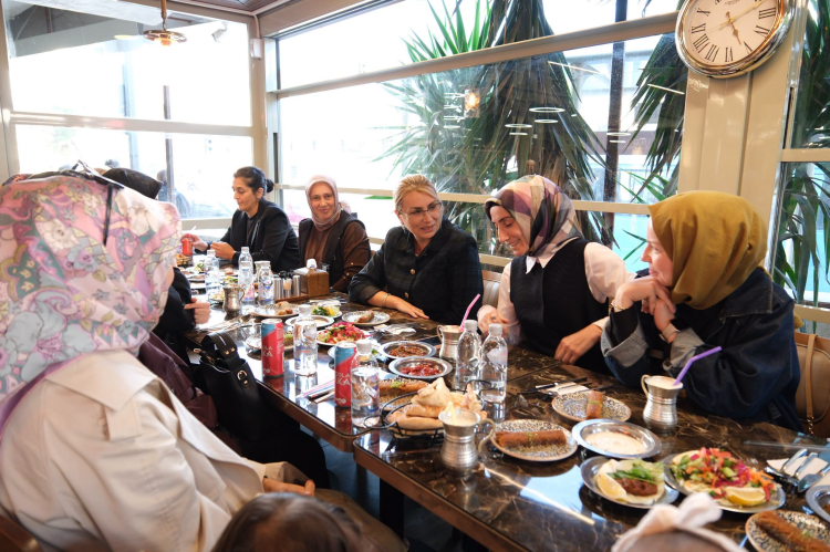 eden Fazlaca, toplumsal dayanışma ile manevi değerlerin yaşatılmasında din görevlilerinin üstlendiği kritik role dikkat çekti. 