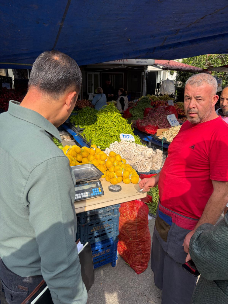 Çınarcık Pazaro'nda terazi denetimde ekipler incelemede bulundu