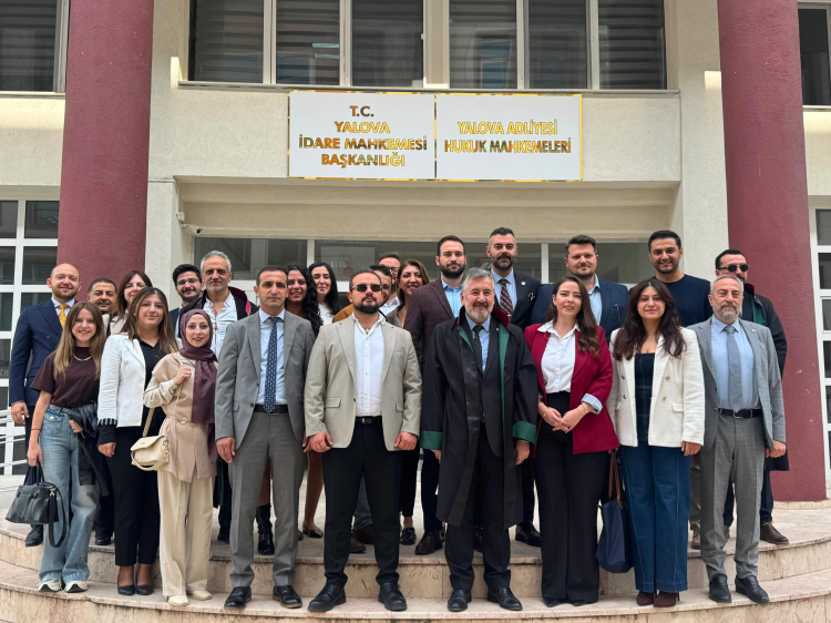 Yalova Barosu’nun yapılan seçimlerinin ardından Baro Başkanı olarak seçilen Av. Murat Sarısoy, Yalova Adliyesi’nde düzenlenen törenle mazbatasını alarak resmen göreve başladı