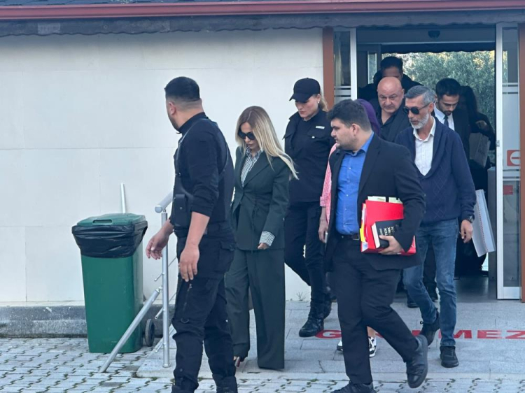 Yalova’nın Çınarcık ilçesinde evinin penceresinden düşerek hayatını kaybeden Şarkıcı Güllü’nün ölümüne ilişkin davanın ikinci duruşması başladı