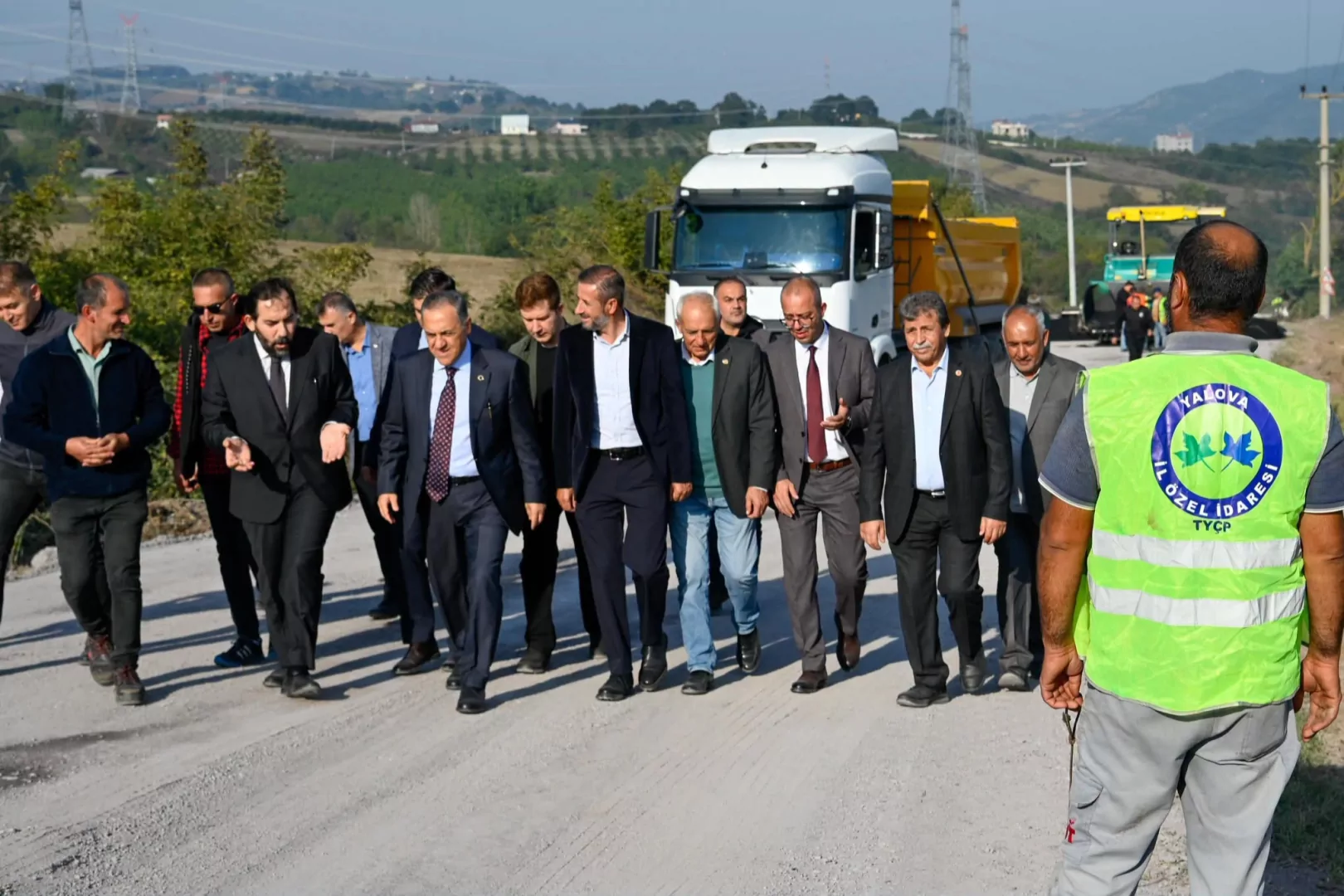 Vali Usta sözünü tuttu! Altınova’nın köyleri sıcak asfaltla buluştu