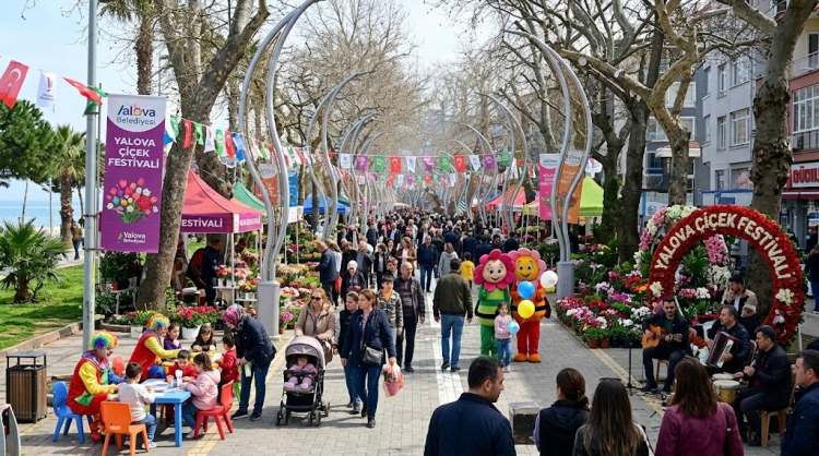 Hazırlanan festival modelinin detaylarını paylaşan Tahsin Becan, organizasyonun Yalova meydanından ve iskeleden başlayarak sahil şeridi boyunca Garden A.Ş. yerleşkesine kadar uzanacağını açıkladı.