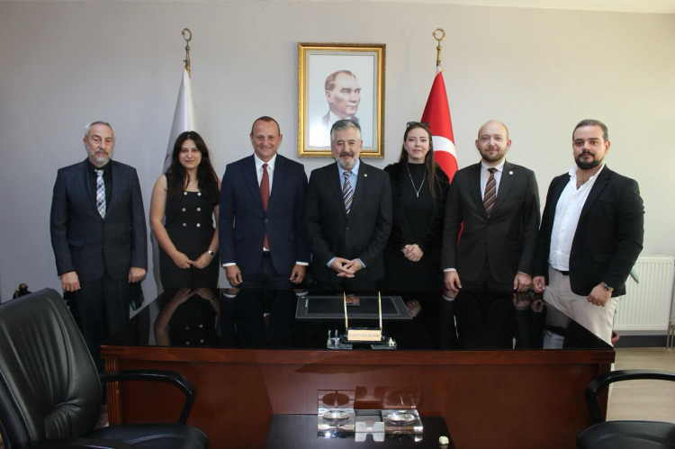 Çiftlikköy Belediye Başkanı Adil Yele, Yalova Barosu Başkanlığına seçilen Avukat Murat Sarısoy ve yönetim kurulu ekibini ziyaret ederek yeni görevleri dolayısıyla tebriklerini iletti.