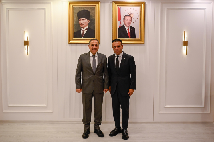Galatasaraylı İş İnsanı Dinçer Azaphan, Yalova Valisi Dr. Ahmet Hamdi Usta'yı makamında ziyaret  etti.
