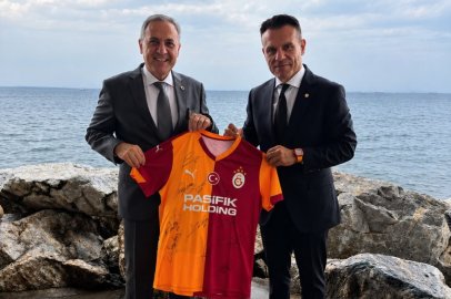 Dinçer Azaphan Vali Usta’ya Galatasaray forması hediye etti