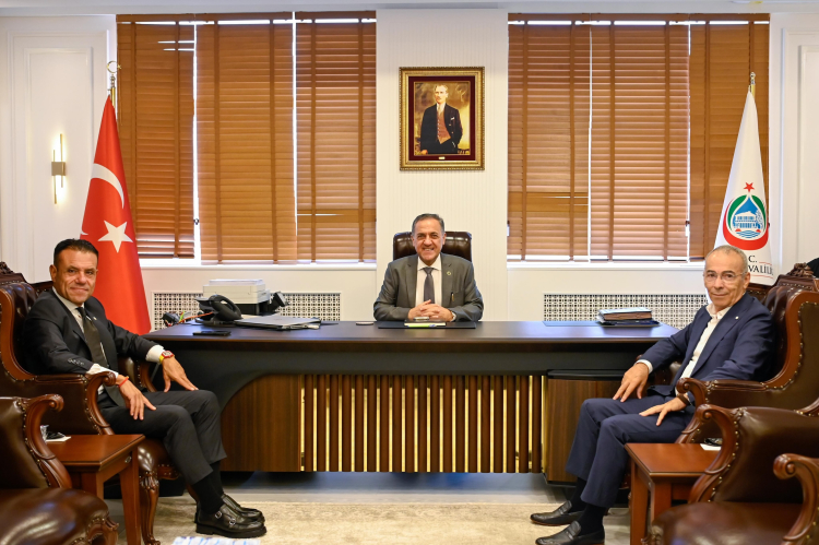 İş İnsanı Dinçer Azaphan, Yalova Valisi Dr. Ahmet Hamdi Usta’ya Galatasaray forması takdim etti. 