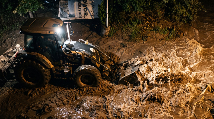 Yalova'da yağış sonrası bazı beldelerde yollar kapandı...