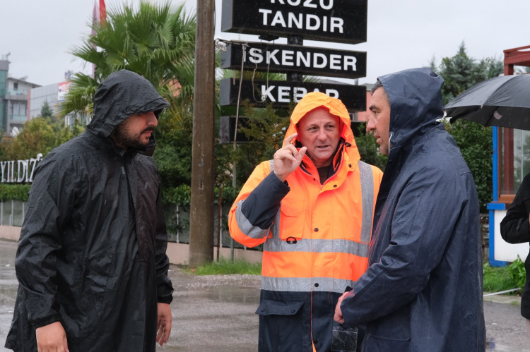 Çiftlliköy Belediyesi sağanak yağış nedenşyle sahaya indi