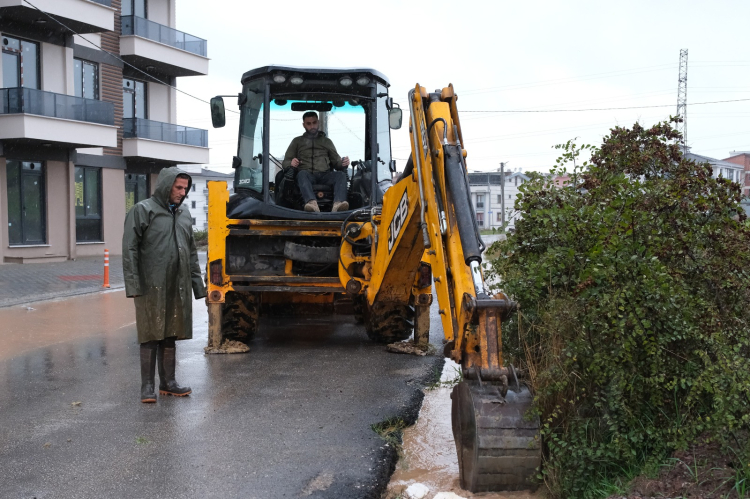Çiftlikköy Belediye Başkanı Adil Yele yağış sonrası çalışmları yerinde inceledi