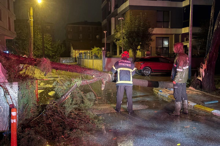 Yalova'da yaşanan sağanak yağıştan ötürü Çiftlikköy Belediyesi ekipleri geceden itiabren sahaya indi