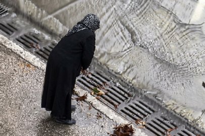 Yalova’da sağanak yağışta elindeki bastonla mazgalları temizledi, sosyal medyayı salladı!