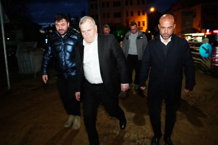etkilenen Armutlu ilçesi ve Esenköy beldesinde incelemelerde bulundu.