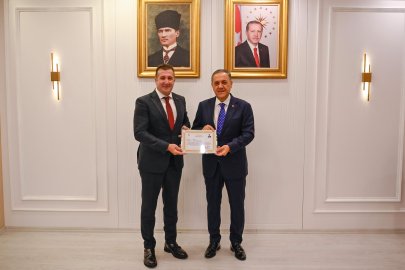 Vali Usta'dan Arif Laçin'e teşekkür belgesi