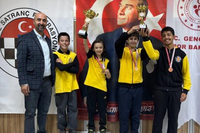 Yalova Uzmanlar Koleji öğrencilerinden satranç turnuvasında üstün başarı