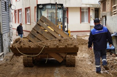Armutlu'da selin izleri siliniyor