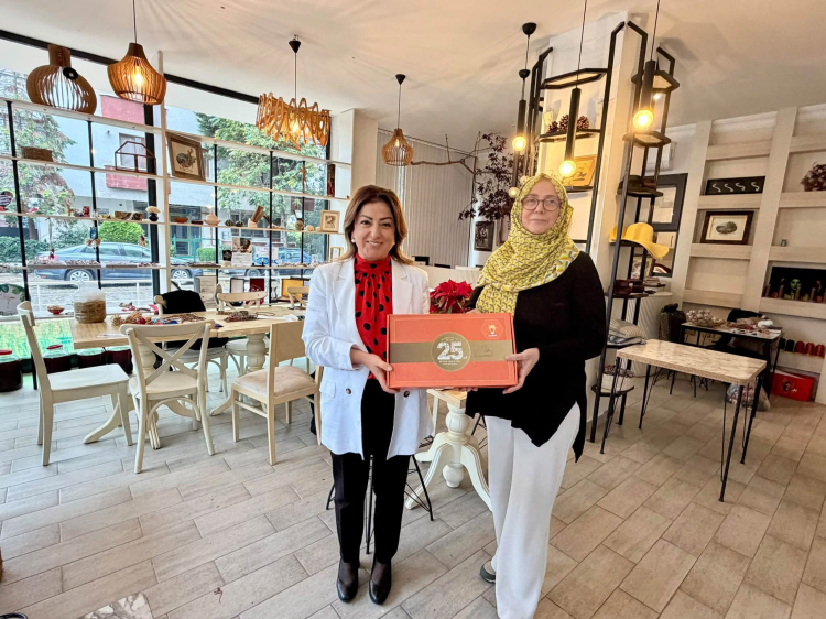 ülkenin ilk kadın ahisi seçilen İpek Koza El Sanatları Ustası Meral Evcin Özdemir ile bir araya geldi. 