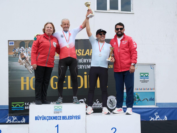 Yalova Bisiklet Yıldızları Spor Kulübü (YABİS) sporcuları, farklı kategorilerde elde ettikleri dereceler ve birincilikle kente büyük bir mutluluk yaşattı
