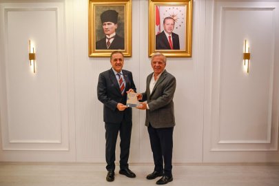 Koçal, serinin ilk kitabını Yalova Valisi Dr. Ahmet Hamdi Usta'ya hediye etti