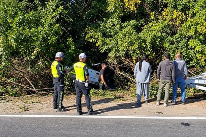 Yalova’da kontrolden çıkan araç ağaçlık alana uçtu!