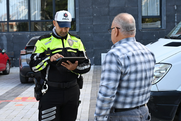 Yalova Valiliği koordinesinde Yalova İl Emniyet Müdürlüğü, Yalova İl Jandarma Komutanlığı ve Yalova İl Millî Eğitim Müdürlüğü iş birliğiyle okul çevrelerinde güvenlik ve denetim çalışmaları kararlılıkla sürdürülüyor. 