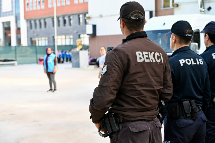 Yalova Valiliği koordinesinde Yalova İl Emniyet Müdürlüğü, Yalova İl Jandarma Komutanlığı ve Yalova İl Millî Eğitim Müdürlüğü iş birliğiyle okul çevrelerinde güvenlik ve denetim çalışmaları kararlılıkla sürdürülüyor. 