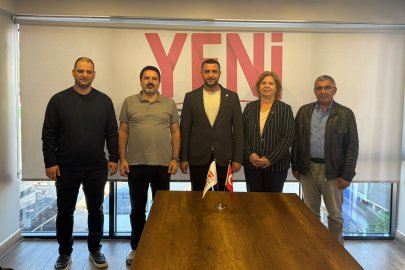 Çiftlikköy’de meclis üyeleri Yeni Parti rozeti taktı