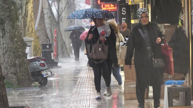 . Meteoroloji Genel Müdürlüğü, İstanbul ve Yalova başta olmak üzere birçok ilde kuvvetli sağanak beklendiğini duyurdu. 