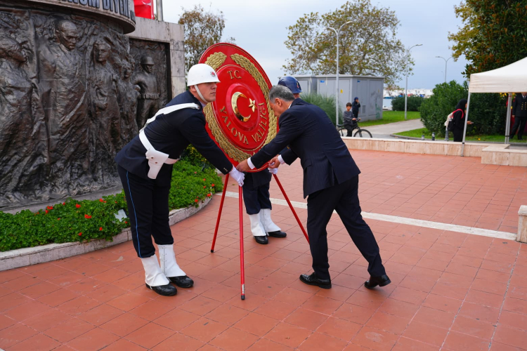 Yalova Valisi Dr. Ahmet Hamdi Usta, 15 Temmuz Demokrasi ve Cumhuriyet Meydanı’nda Atatürk Anıtına çelenk bıraktı. 