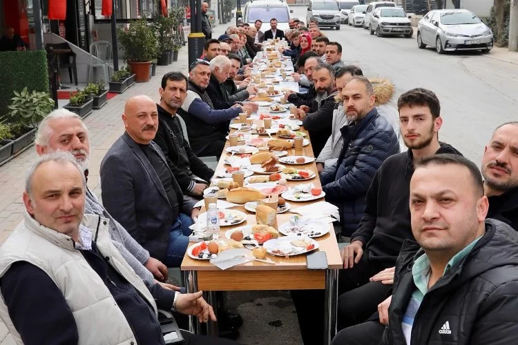 AK Parti’nin Çiftlikköy Adayı Recep Hacı, esnafla kahvaltıda buluştu
