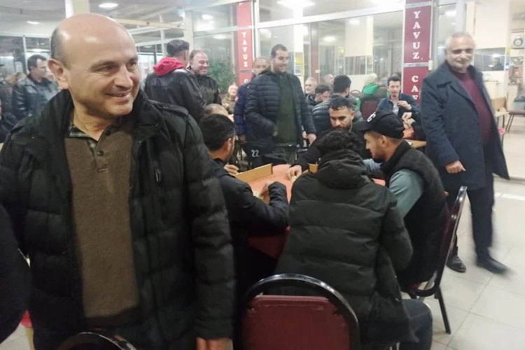 Altınova Belediye Başkanı Dr. Metin Oral, kahvehanede vatandaşlarla buluştu