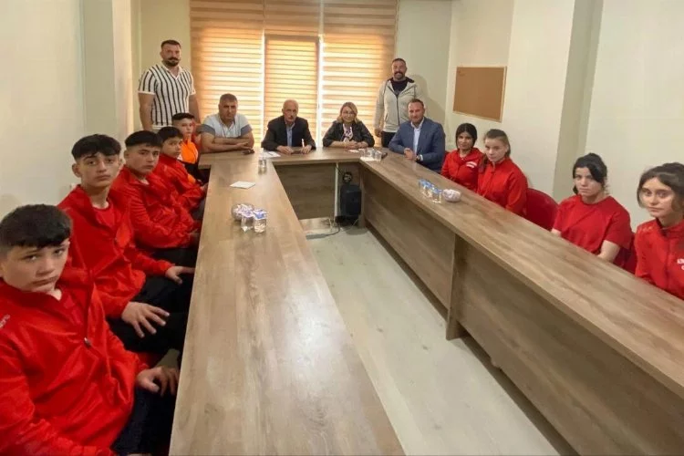 Altınova Belediye Başkanı Yasemin Fazlaca güreş takımı ile bir araya geldi