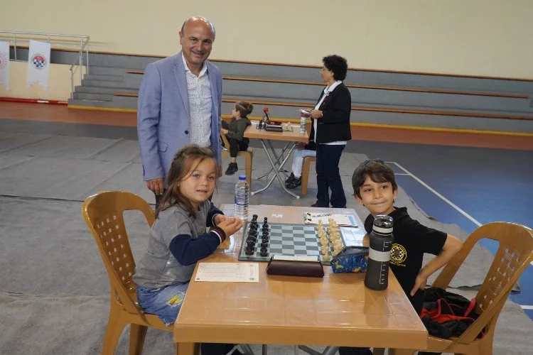 Altınova Belediyesi Satranç Turnuvası’nda İlk Hamle Başkan Oral’dan