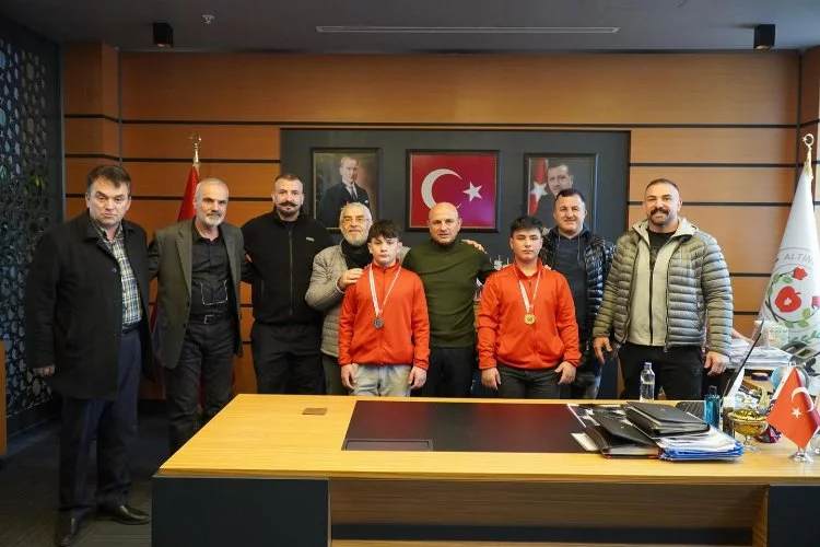 Altınova Belediyespor Güreş Takım’ndan  Altınova Belediye Başkanı Oral’a ziyaret